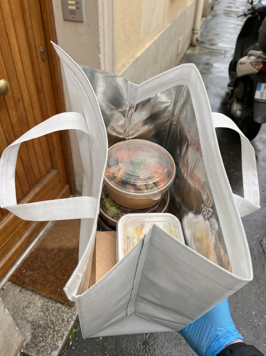 Livraison de repas à domicile avec sac isotherme bébévert